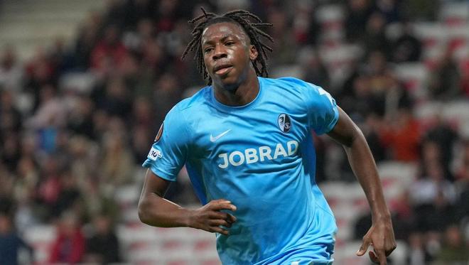 外媒:拜仁和巴黎关注弗赖堡20岁中场曼赞比