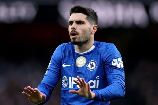 记者:内托欧冠推搡巴黎球童逃过处罚,仅被警告未遭禁赛