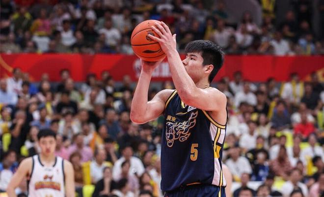单节狂轰20分！中国男篮20岁1米95新星崛起：杜锋该重用他？