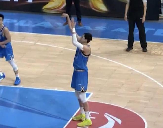 媒体人:周琦的腰伤和眼伤影响了罚球手感,队友已经给了建议