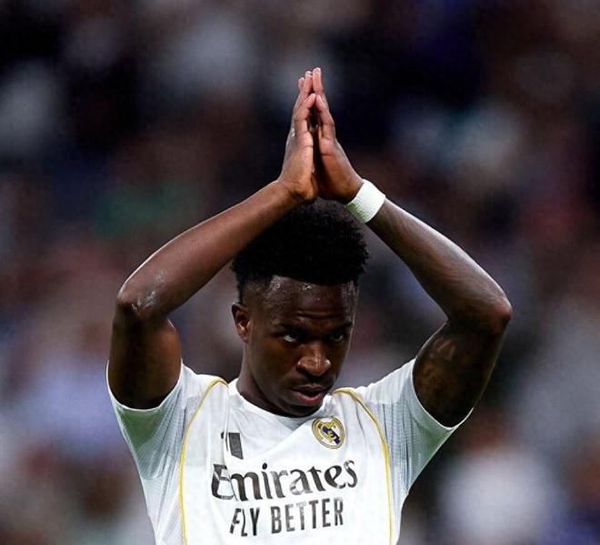 获胜也没有喜悦，维尼修斯进球后向皇马球迷道歉