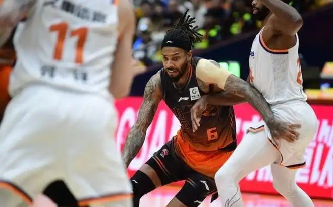 失误惹祸！山东88-94负上海，约翰逊空砍36分，第八名结束常规赛