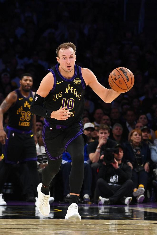 湖人两大奇兵制胜：斯马特肯纳德合砍48+8+9+8 铸新后场双枪