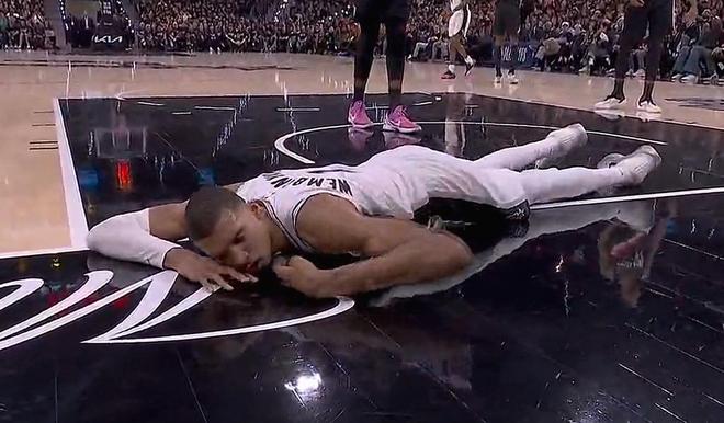 Shams：文班亚马确诊为脑震荡，将于明日接受后续检查