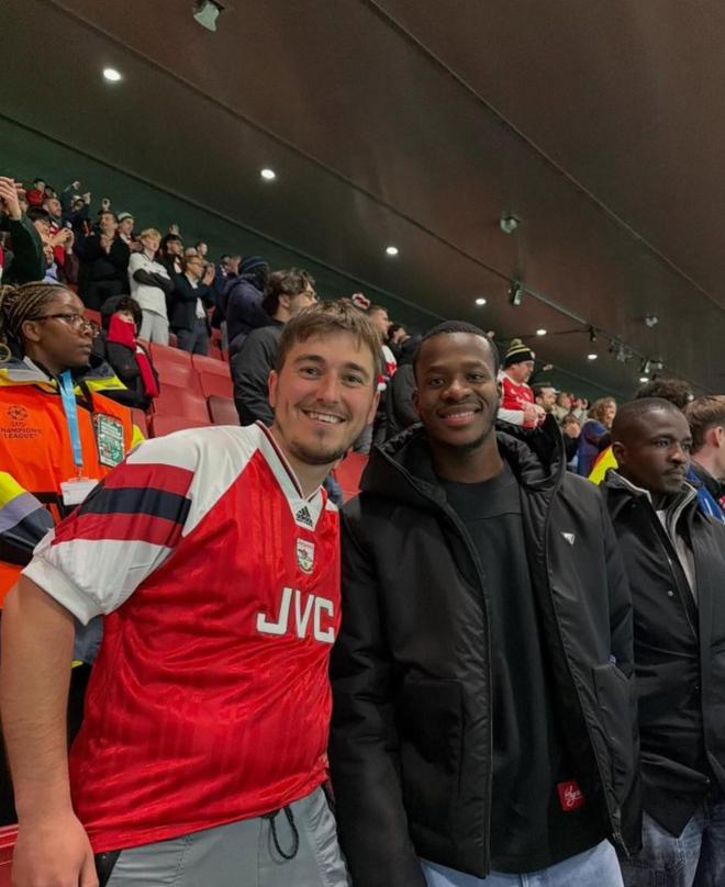 布伦特福德前锋瓦塔拉现身酋长球场,见证了枪手击败勒沃库森