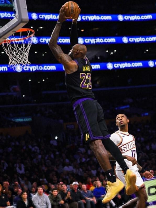 锁定西部前4！詹姆斯28分12助迎里程碑，湖人101-73轻取太阳