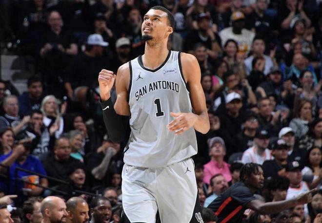 文班:我们破解了火箭的战术,对我来说最重要的是体能恢复