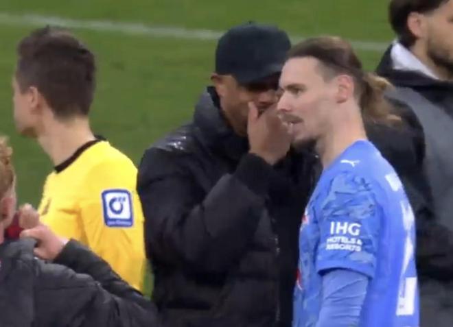 聊啥呢，孔帕尼赛后和莱比锡门将、同胞范德沃特窃窃私语