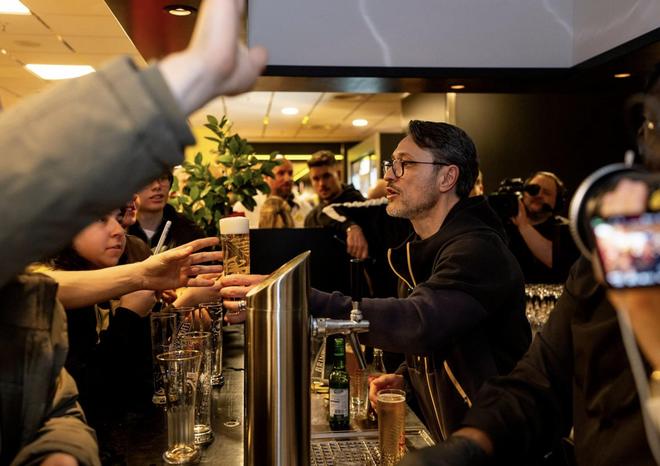 多特举办球迷招待会，科瓦奇亲自给球迷接啤酒