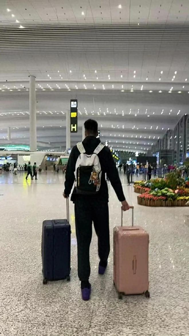 感动!余嘉豪辗转3万里,驰援中国男篮