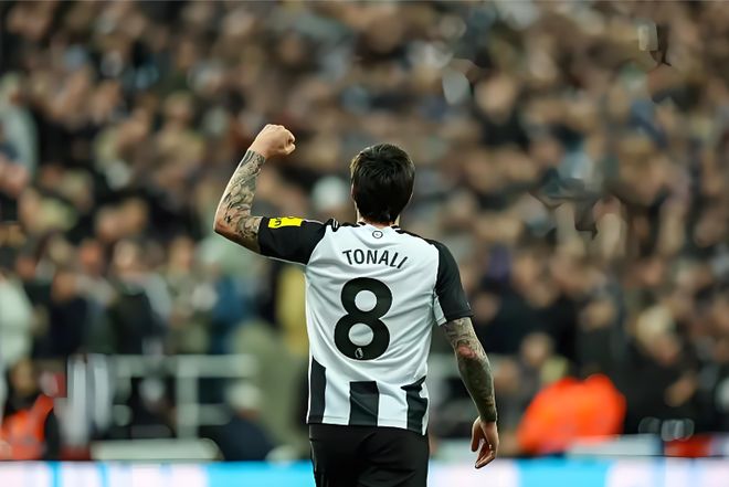 曼联夏窗中场补强计划：三大目标遇阻，托纳利成务实备选