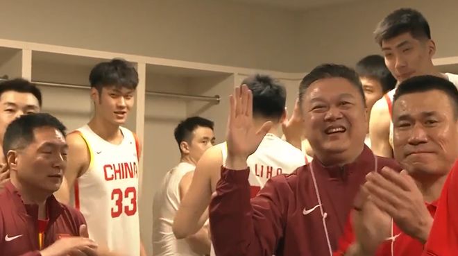 男篮更衣室不断庆祝!唯独一人没参与,坐在角落大口喘气