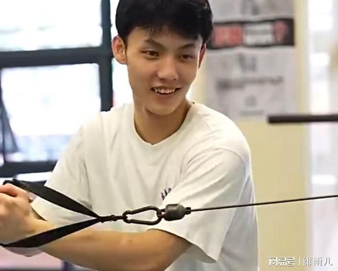 男篮后卫线大换血!胡明轩因伤被迫退出,徐杰国家队生涯结束了?