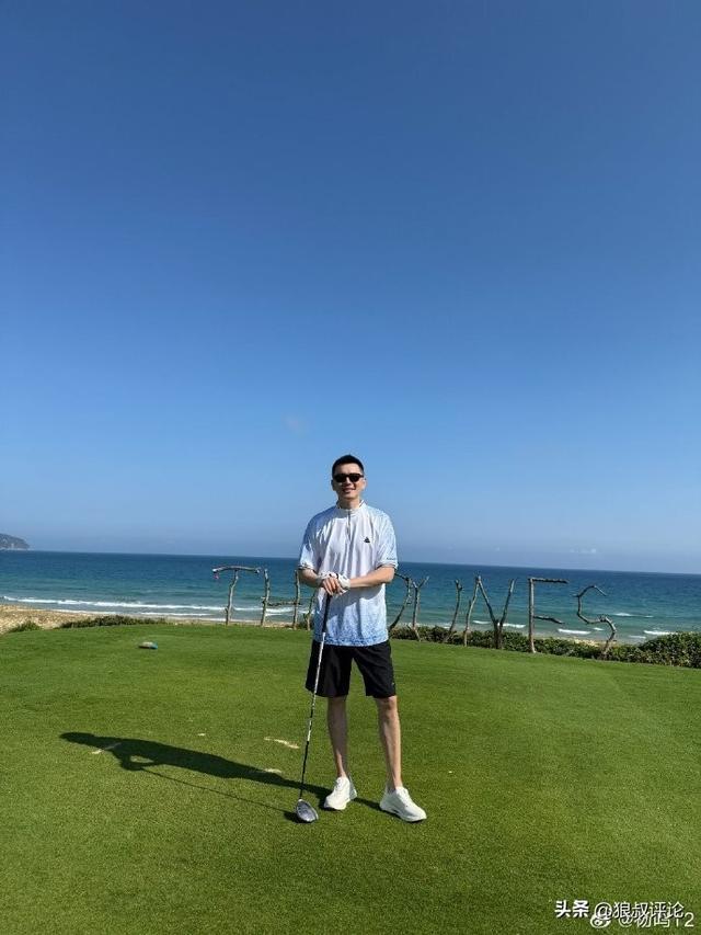 状态真好!前辽宁主帅杨鸣社媒晒休假动态 海边打高尔夫球引热议