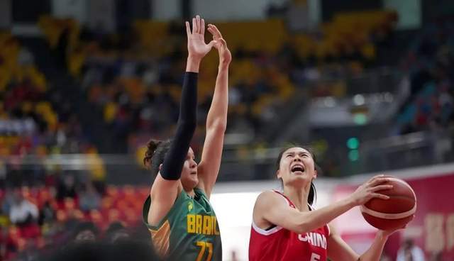 打的啥呀?女篮加时险胜巴西,王思雨+刘禹彤合砍30分,多人打铁