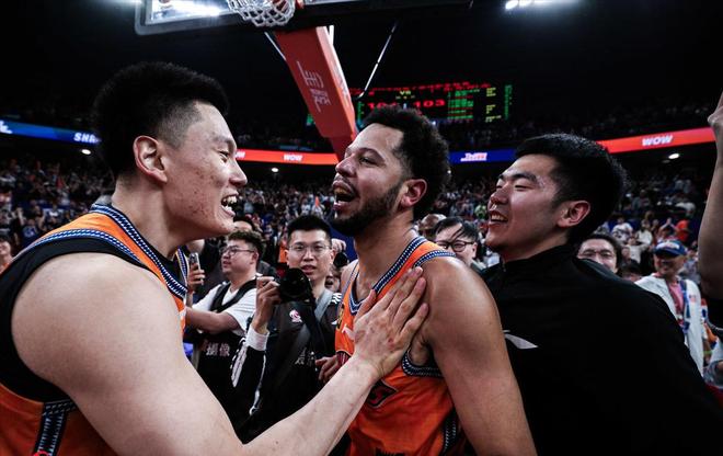 辽篮新外援合格,赵继伟有两帮手,杨鸣回归有1个障碍