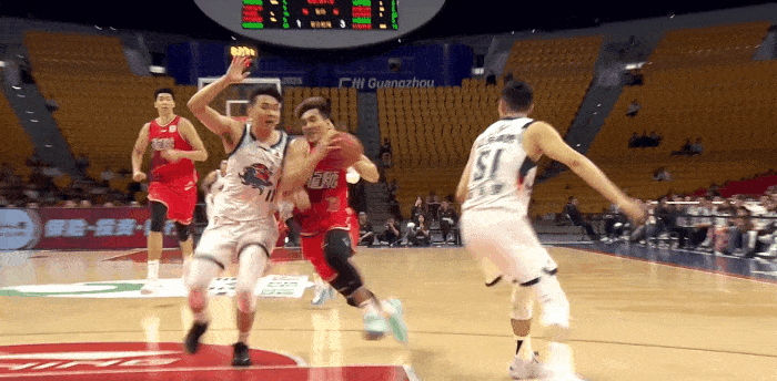 希望无大碍啊，郭艾伦突破对抗后倒地伤到膝盖，已被担架抬走