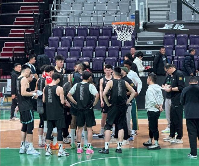 首秀15分!辽篮新外援合格,赵继伟有两帮手,杨鸣回归有1个障碍