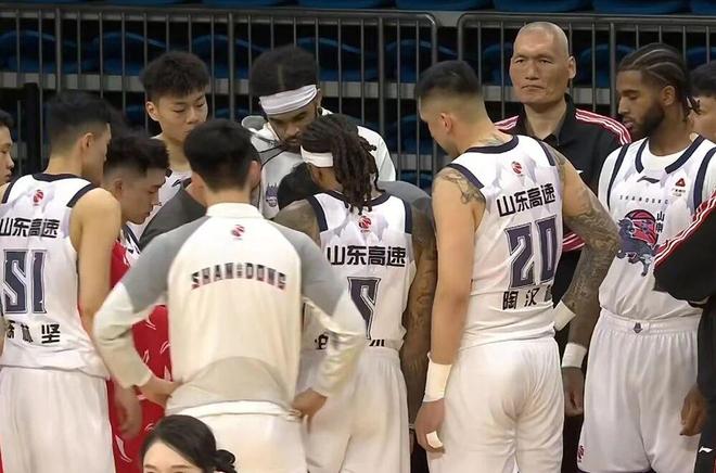山东男篮不敌广州，克里斯22+16末节自爆，徐昕17+10郭艾伦伤退