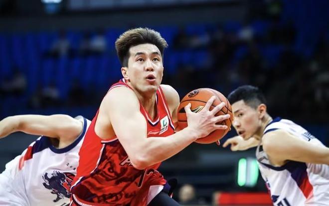 广州主场胜山东，郭艾伦重伤离场，徐昕17分10板4盖帽