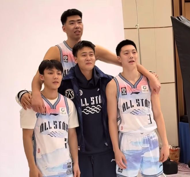 全明星广东男篮重聚!徐昕搂住赵睿徐杰胡明轩,太让人怀念了!