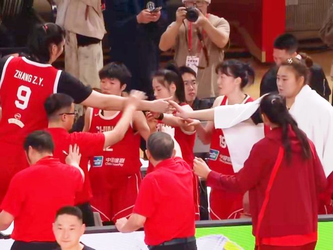 外线告急,三分26投17铁!女篮集齐四大内线,却缺一个靠谱喂球人