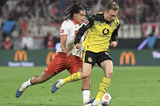 辛普森踢到拜尔，科隆主帅不满前者的黄牌被改成红牌愤怒离场