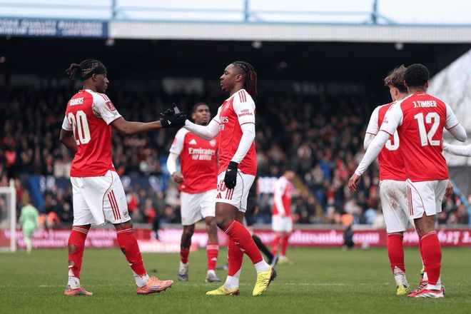 足总杯成分水岭？枪手险胜鱼腩折损大将，曼城逆转强敌士气正旺