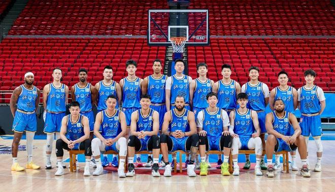 北京男篮拍全家福，麦基稳坐C位；辽宁两新援将首秀 北控新援到位