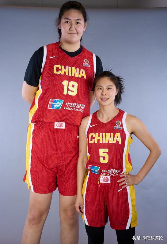 FIBA更新中国女篮定妆照：张子宇王思雨最萌身高差 李月汝搞怪抢镜
