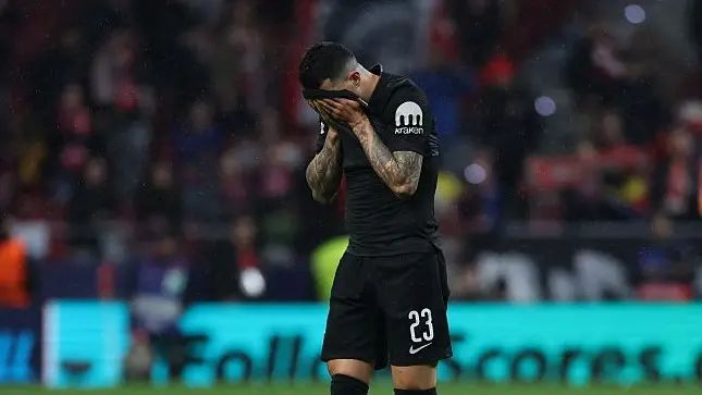 全员卧底？热刺欧冠离大谱 开场22分钟4次失误送礼 22岁门将获0分