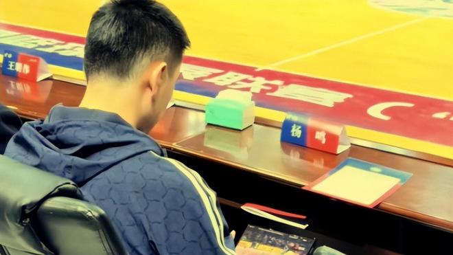 杨鸣又看母队比赛!继续督战辽京二番战,赵继伟率辽篮冲击7连胜