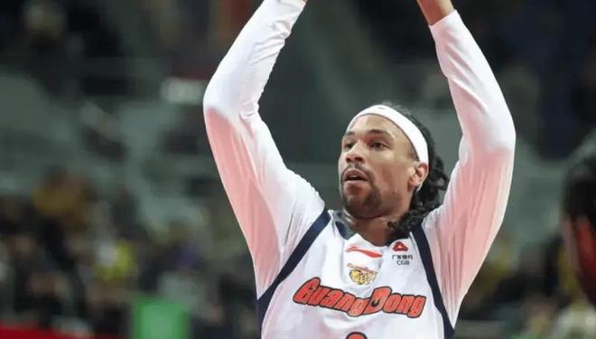 广东防守咋办?内线无护框,外线无包夹,徐昕+2大外离队引崩盘!