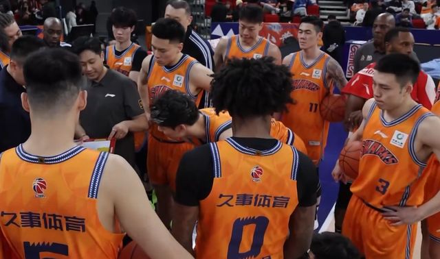 CBA狂欢夜！上海赢40分，北京逆转辽宁，最新排名乱了：榜首易主