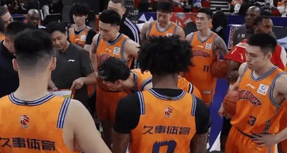 CBA一夜三重奏!上海9连胜碾压四川,赵睿34分带队掀翻辽宁