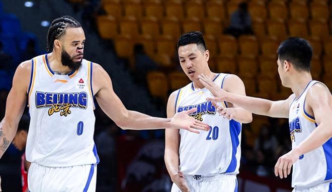 拿顶薪有啥用?8罚0中+丢绝杀坑惨球队,球迷怒喷:已成了街溜子