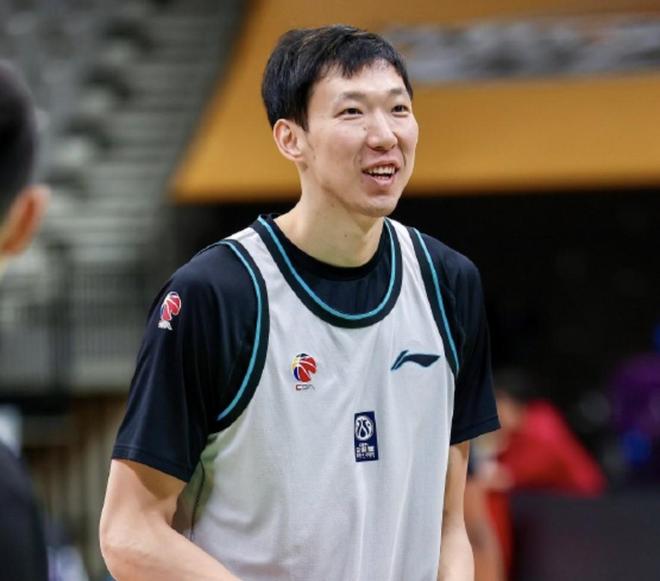 职业球员？周琦8次罚球全失+三分绝杀不中，全场得16分6篮板