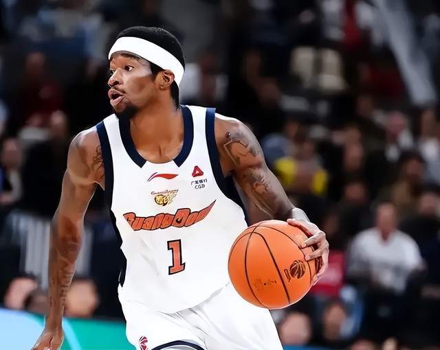 打得啥？广东惨败上海，5人勉强及格，7人低迷拉胯，杜锋心不在焉