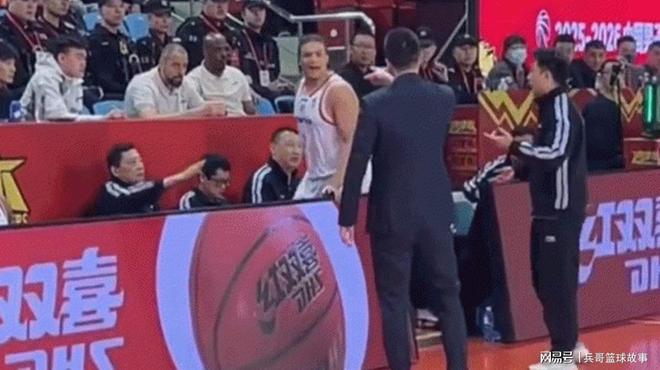 一夜之间外援集体发疯，入乡但未随俗，中国的规矩他们不懂