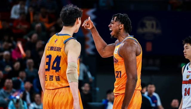 上海男篮VS北京首钢!怀特塞德缺席,洛夫顿不打,央视直播