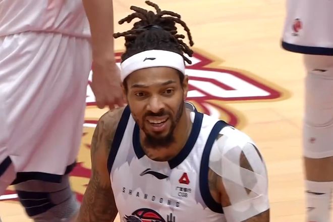 山东男篮惨败浙江,在三分雨中彻底迷失,两大首发外援合砍14分