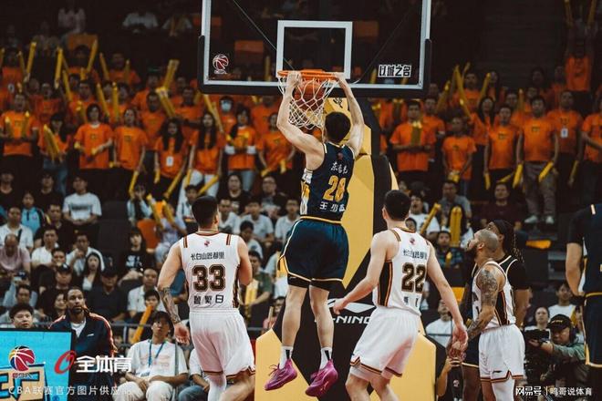 彻底杀疯!上海18连胜创纪录,3场逆转+2场惨案,CBA排名更新
