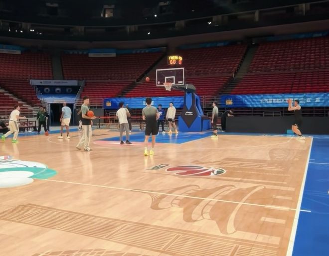 备战北京!洛夫顿白边缺席,卢伟亲承可出战季后赛,今晚享受比赛