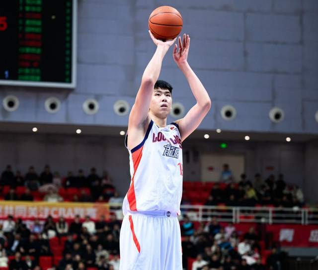 10投狂砍21分11板4帽!这才是CBA顶级大中锋,广州靠他冲击季后赛