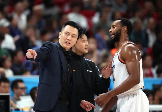 上海男篮时隔24年再夺常规赛冠军