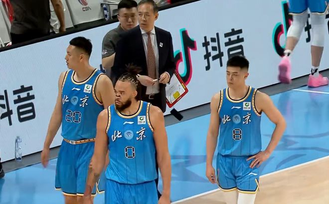 CBA疯狂一夜：上海战胜北京夺19连胜，广厦又输广东，排名变乱了