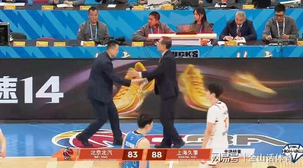 33岁老吗？京沪战砍24分17篮板，抢9个前场板，完爆本土第一中锋