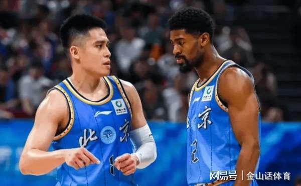 死脑筋!被一人投进9记三分,许帅却束手无策,解说:变下防守呀