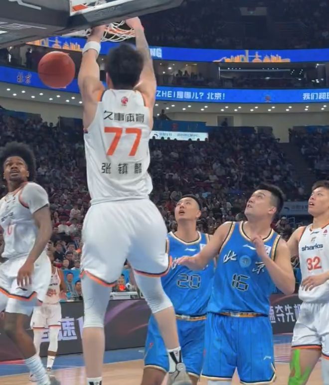 王哲林24+17成现役总分王！上海险胜北京取19连胜 弗格36+9三分