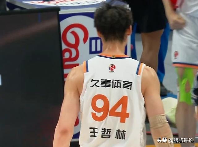 王哲林24+17新赛季最硬一战！末节遭周琦“砍鲨”战术关键2罚全中